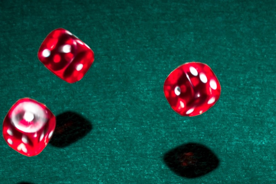 Λάρισα: «Ντου» της αστυνομίας σε κατάστημα – Τους έπιασαν με τα ζάρια στο χέρια