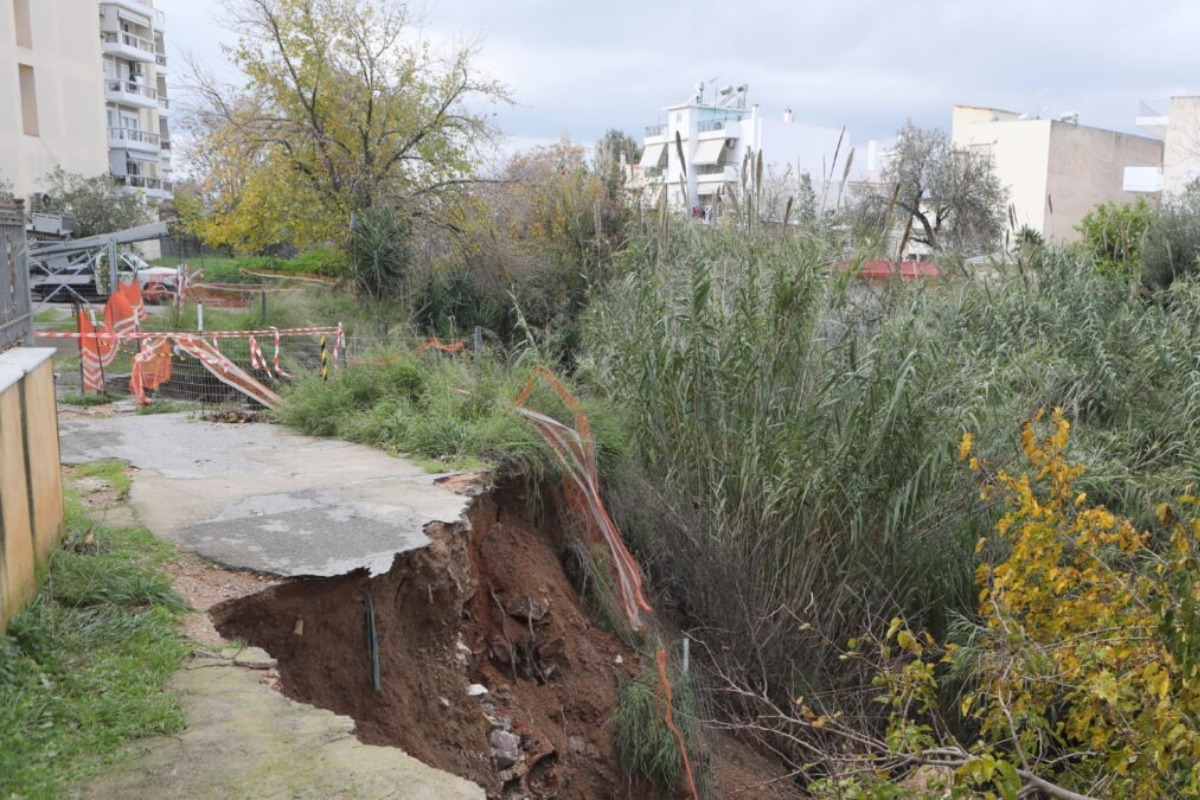 Ρέμα Πικροδάφνης: Εκκενώθηκαν 3 σπίτια ‑ Έχουν επιστρατευθεί και φουσκωτά