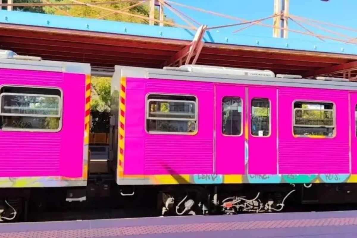 Το φούξια τρένο που έχει τρελάνει τους Αθηναίους, δείτε βίντεο μέσα από τον «πριγκιπικό» συρμό του ΗΣΑΠ