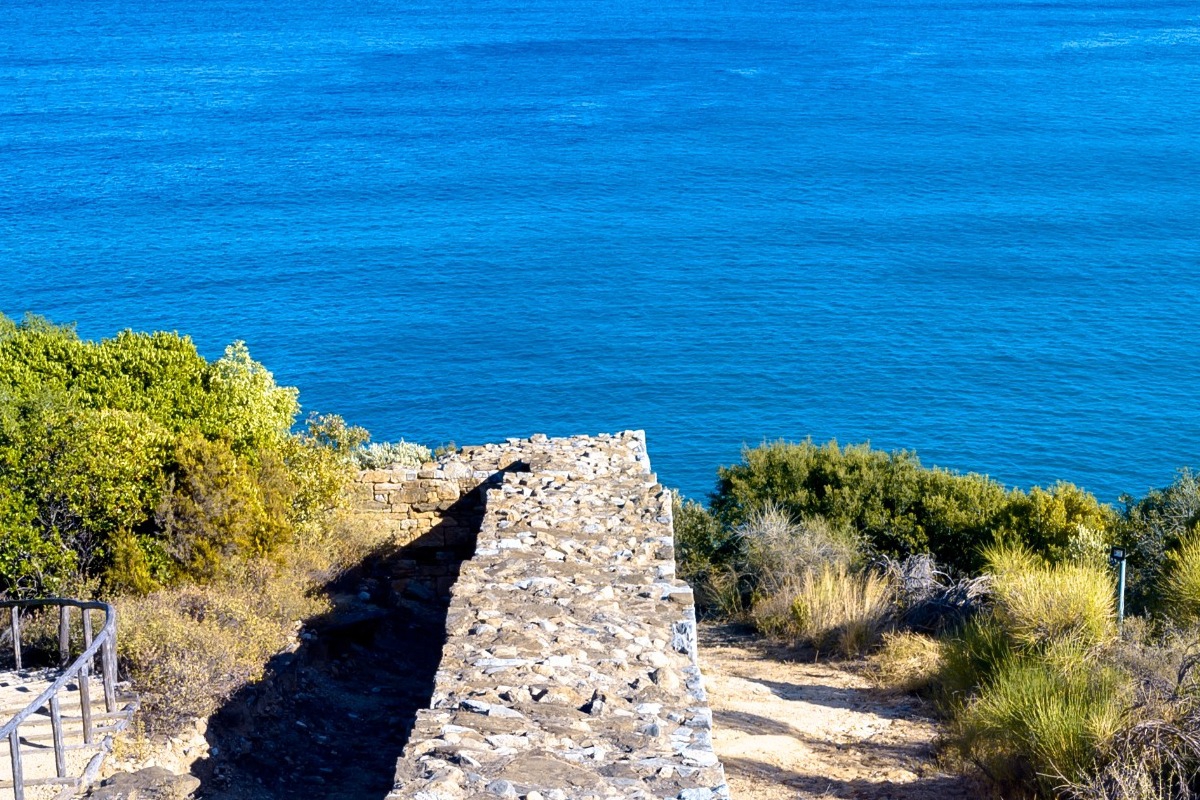 Το ελληνικό νησί που «πνίγεται» στα σκουπίδια: Δεκάδες παράνομες χωματερές απειλούν τον τόπο