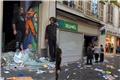 Νίκαια: Διαδηλωτής κλωτσά πισώπλατα πωλητή που προστάτευε το μαγαζί του από λεηλασία