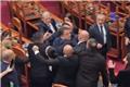 Αλβανία: Αγριο ξύλο μέσα στη Βουλή – Βουλευτές πιάστηκαν στα χέρια, διαδηλώσεις και συνθήματα στους δρόμους