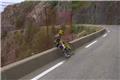 Παρά τρίχα τραγωδία στο Tour de France: Αθλητής σώθηκε από πτώση σε γκρεμό για λίγα εκατοστά , δείτε βίντεο