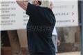 Συντετριμμένη η αδερφή του Γιώργου Μαζωνάκη φτάνει στο νοσοκομείο Ελπίς κρατώντας το κεφάλι της