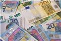 Παραλία γέμισε πακέτα με 700.000 ευρώ - λουόμενοι έτρεξαν να τα μαζέψουν