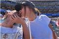 Παθιασμένο φιλί στο στόμα! Justin και Hailey στις κερκίδες αγώνα μπέιζμπολ ‑ Δείτε τη φωτογραφία