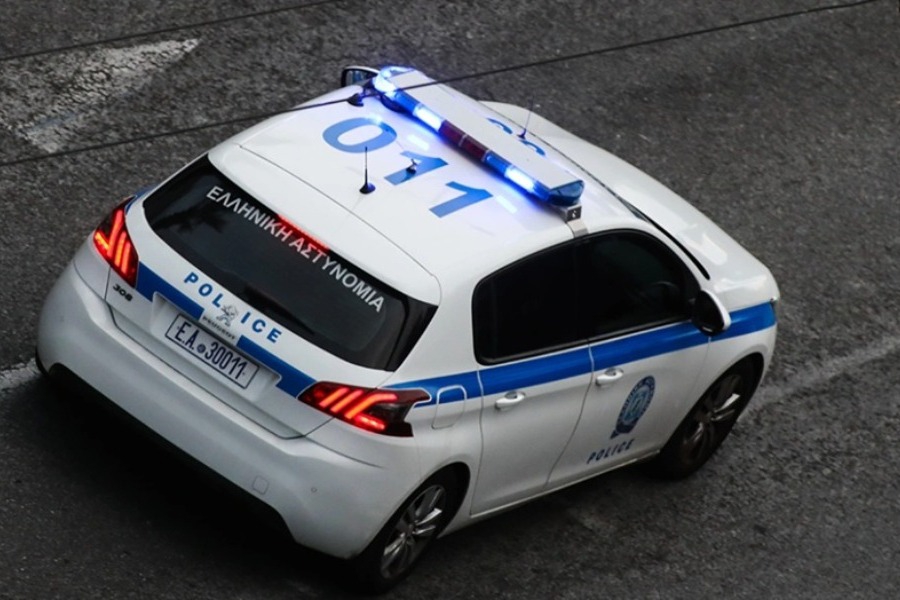 Λαμία: Ανήλικος μπήκε σε περίπτερο και έκλεψε τσάντα, συνελήφθη ο πατέρας του που έκανε χρήση των τραπεζικών καρτών