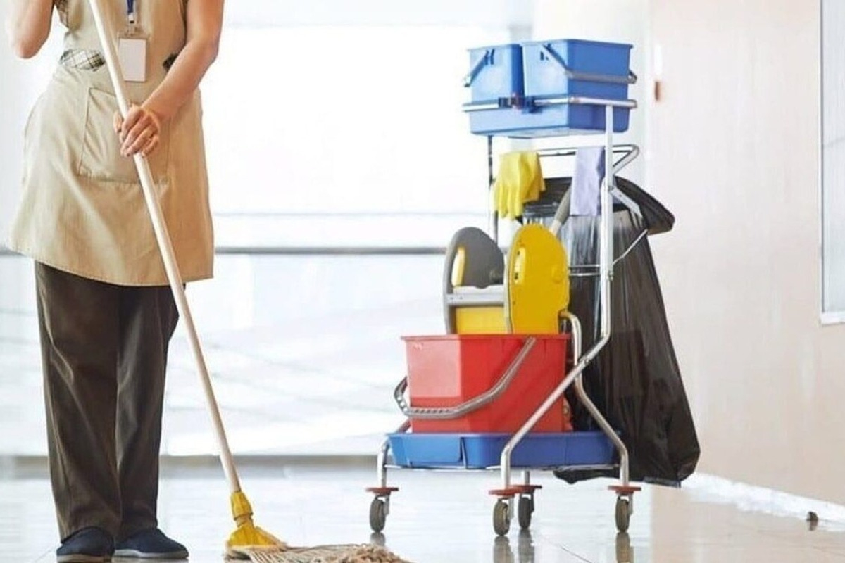 Καθαρίστρια καταγγέλλει για απάτη γιο πασίγνωστης τραγουδίστριας – Πώς βρέθηκε με χρέη εκατομμυρίων