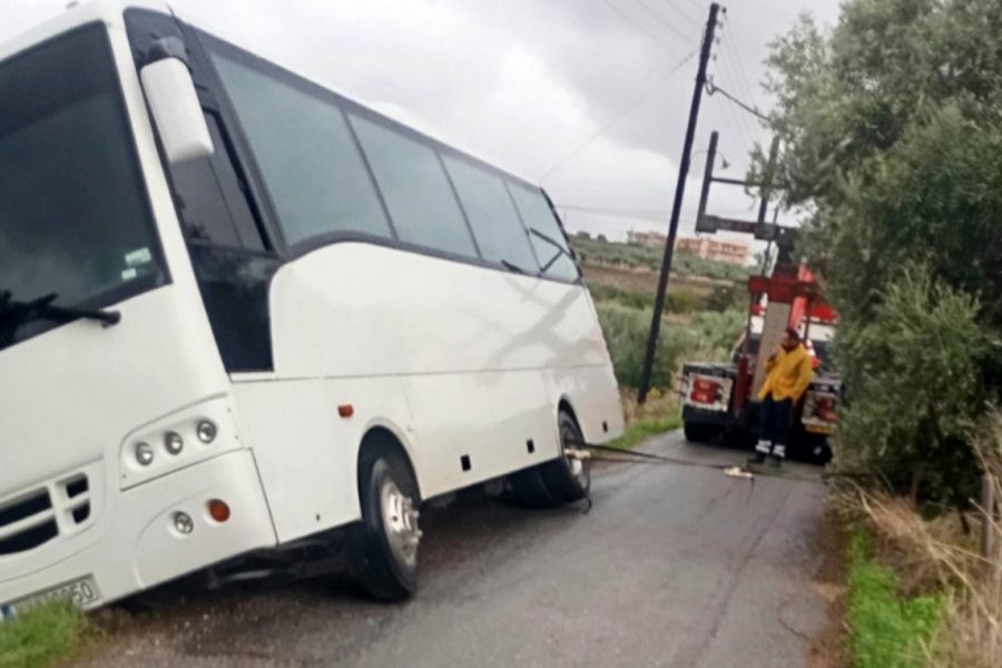 Σχολικό λεωφορείο στο Ηράκλειο βγήκε εκτός δρόμου, λαχτάρησαν οι μαθητές – «Υποχώρησε το οδόστρωμα», λέει ο οδηγός