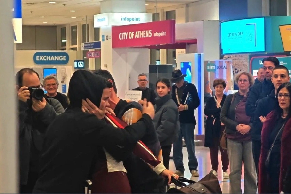 Συγκινητικές στιγμές στο «Ελευθέριος Βενιζέλος»: Επέστρεψαν 450 Έλληνες από το Ντουμπάι – Συγκλονιστικές μαρτυρίες