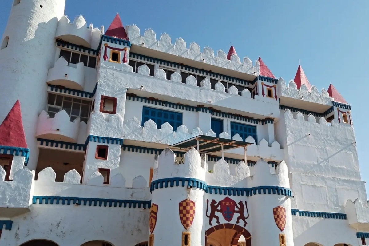 Πού βρίσκεται το ελληνικό κάστρο που θυμίζει Disneyland και μοιάζει βγαλμένο από όνειρο