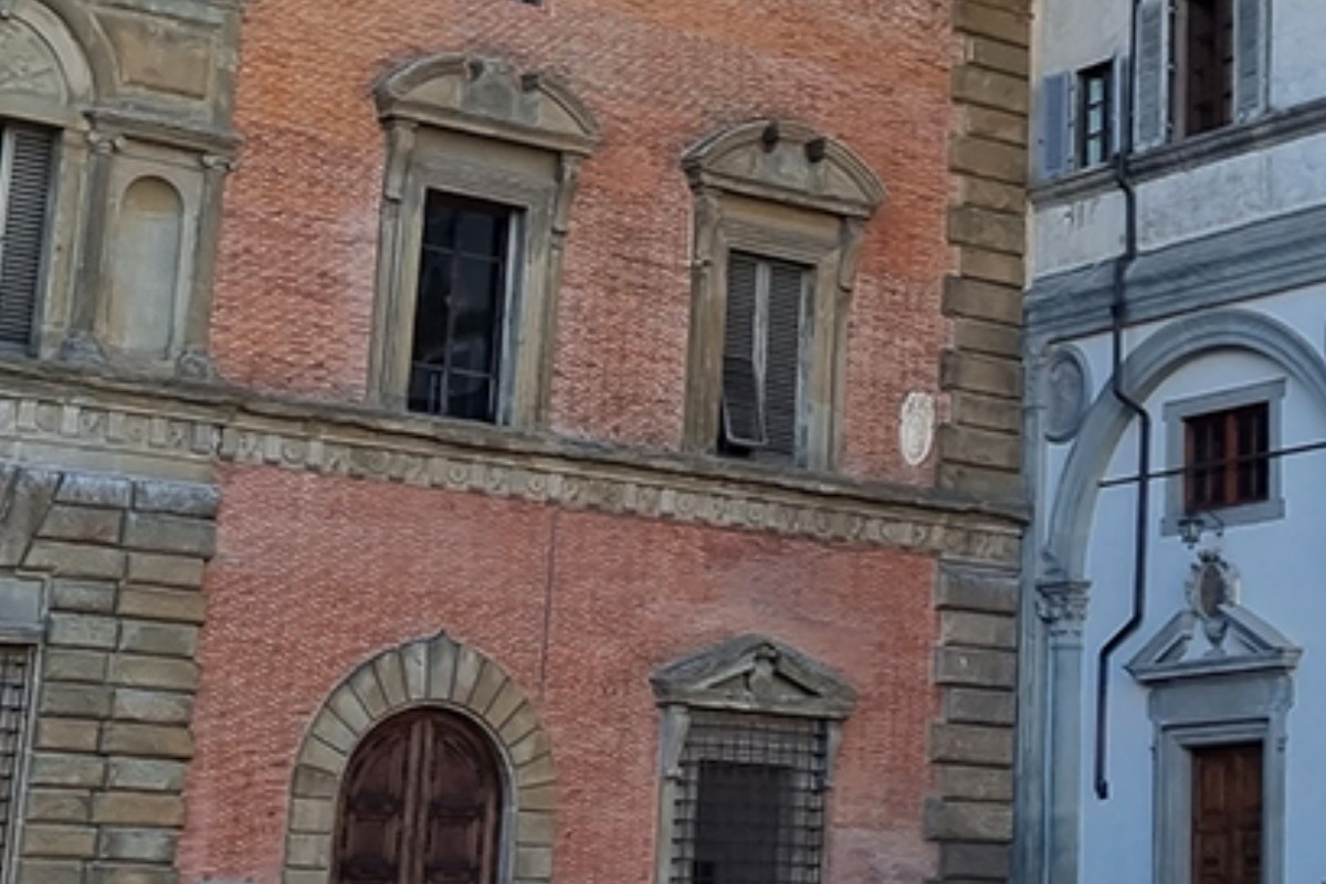 Το «παράθυρο που δεν κλείνει ποτέ»: Ο θρύλος αγάπης που στοιχειώνει τη Φλωρεντία εδώ και αιώνες