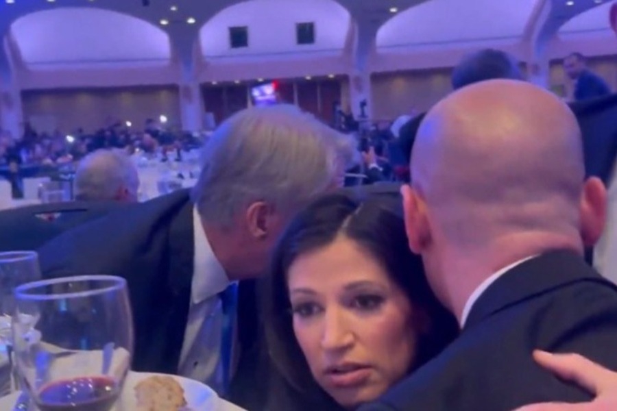 Σάλος με σύμβουλο του Τραμπ: Τον κατηγορούν ότι έβαλε ως «ασπίδα» την έγκυο γυναίκα του