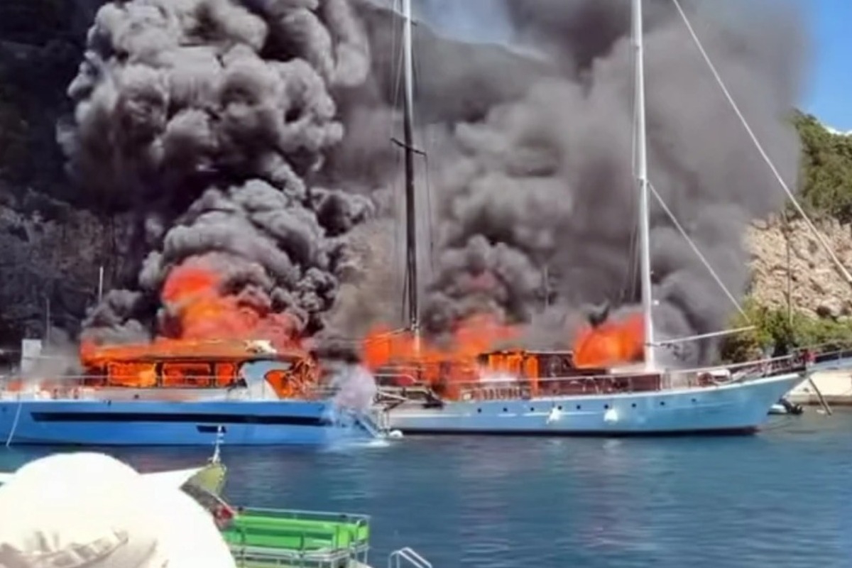 Συναγερμός για μεγάλη φωτιά σε τουριστικά σκάφη στους Παξούς – Δείτε βίντεο