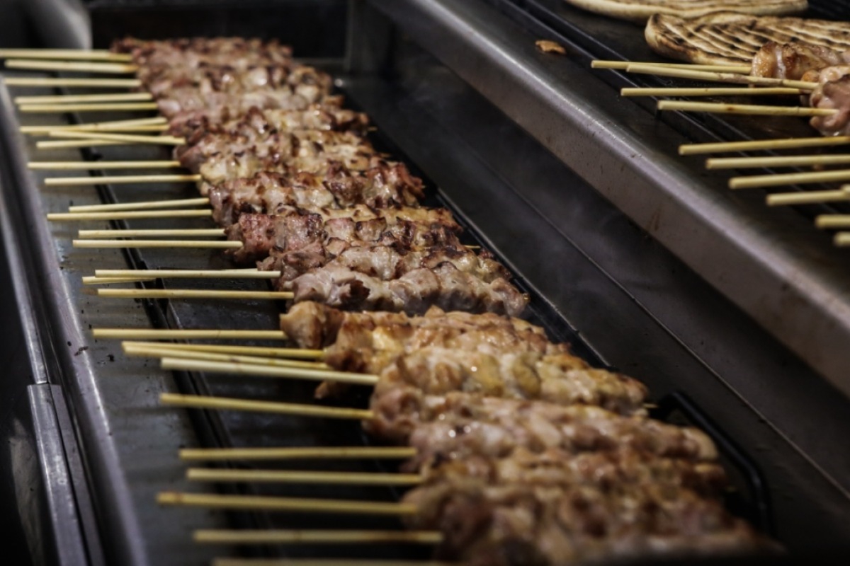 Γνωστός σουβλατζής στη Δραπετσώνα διακινούσε ναρκωτικά – Είχε και τιμοκατάλογο για την ηρωίνη και την κοκαΐνη