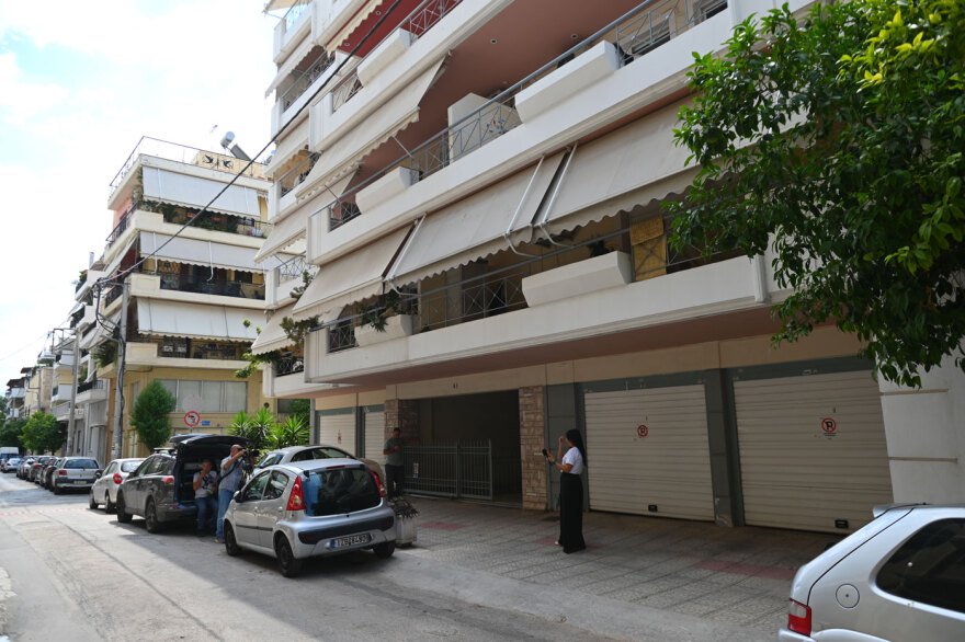 Σπαρακτικές σκηνές στον Πειραιά για το τραγικό τέλος του ζευγαριού σε ΙΧ μέσα σε γκαράζ: «Το κορίτσι μου το έχασα» φώναζε η μητέρα της 24χρονης