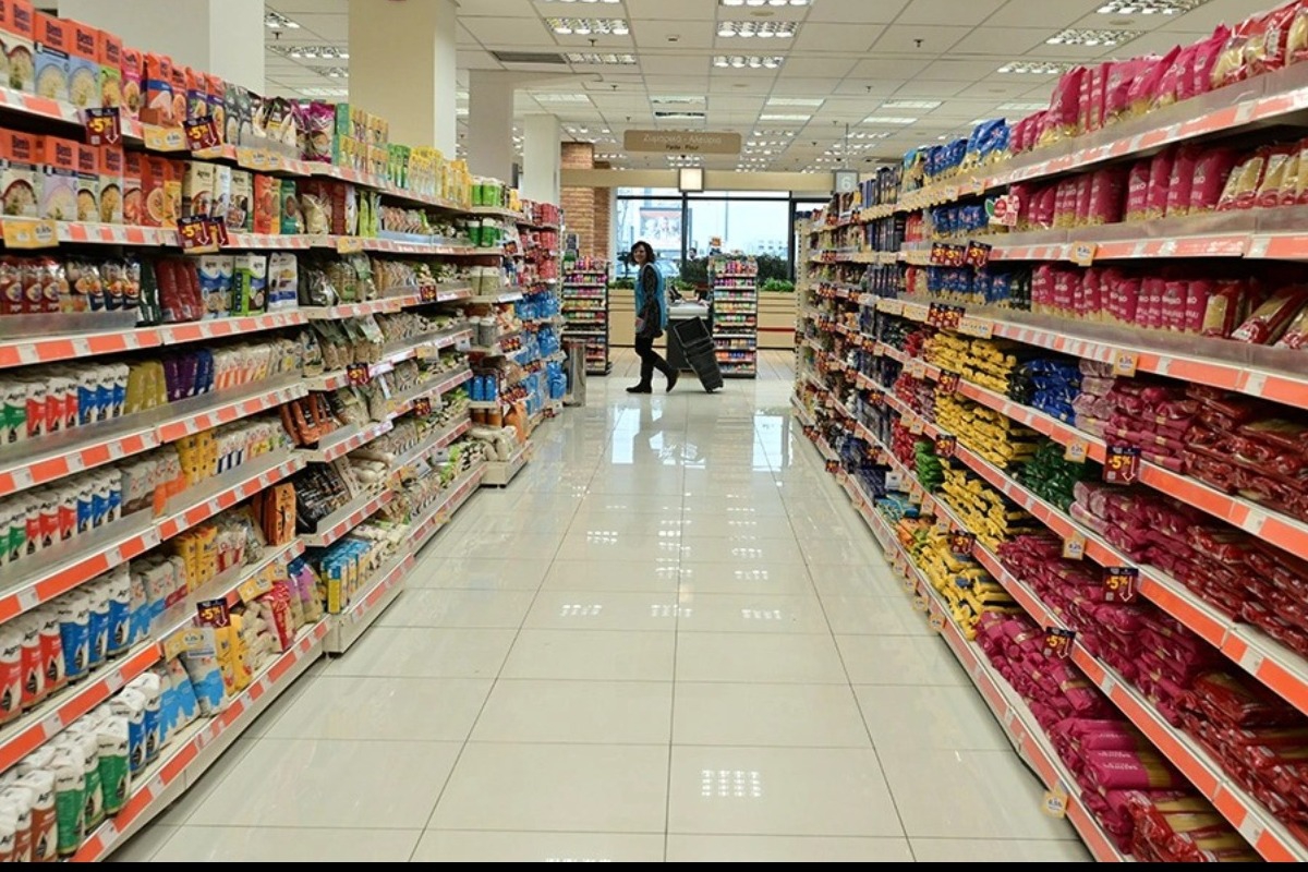 Σάλος σε σούπερ μάρκετ: Απέλυσαν υπάλληλο που πήγε να σταματήσει κλέφτη