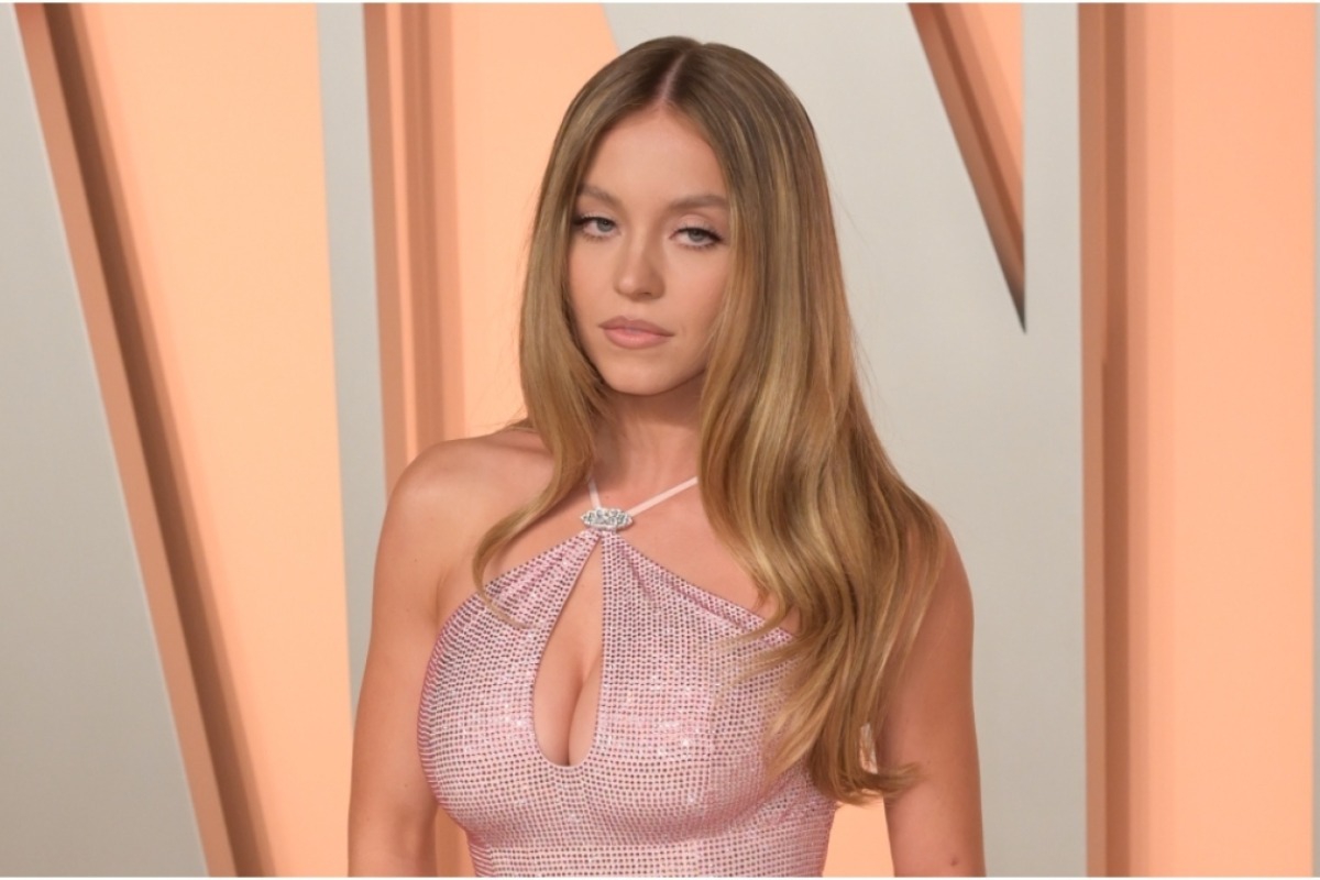 Χρυσή και αποκαλuπτική για περιοδικό η Σίντνεϊ Σουίνι, δείτε φωτογραφίες