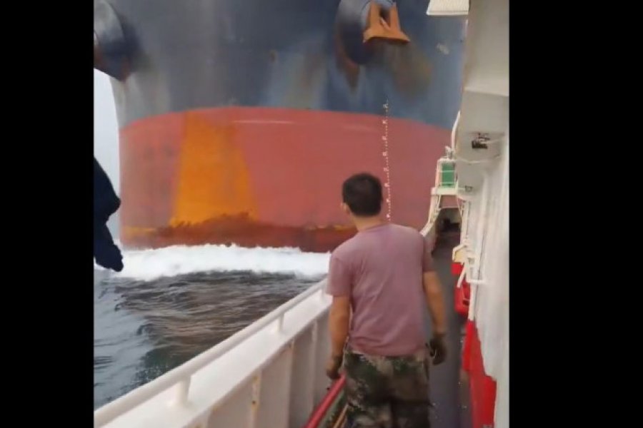 Σύγκρουση πλοίου 229 μέτρων με αλιευτικό στη Σιγκαπούρη ‑ Δείτε πώς γέρνει το σκάφος στο βίντεο