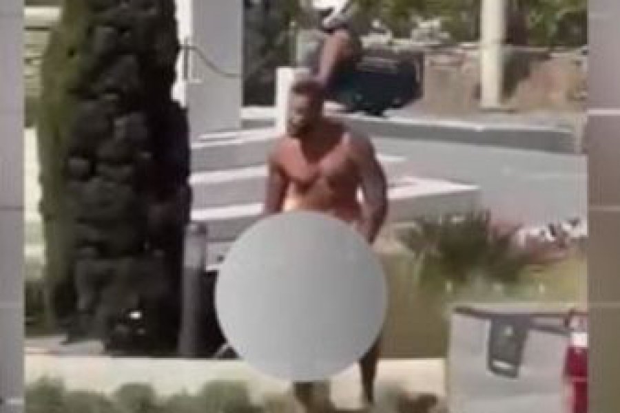 Γυμνός τουρίστας στη Μύκονο: Συνελήφθη αφού πόζαρε στο άγαλμα Καραμανλή – Χρειάστηκαν τρεις αστυνομικοί