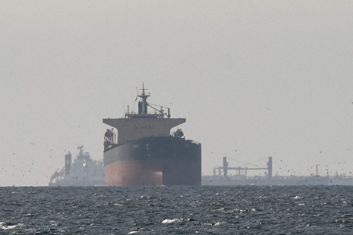 Μέση Ανατολή: Καρέ καρέ η διάσωση του πληρώματος του ελληνόκτητου δεξαμενόπλοιου Zefyros που χτυπήθηκε στον Περσικό Κόλπο