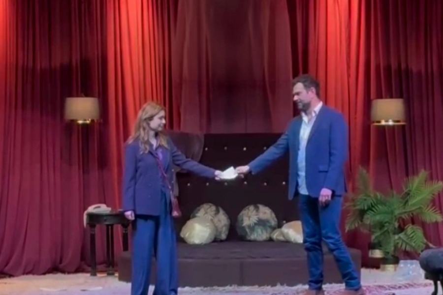 Η αντίδραση της Θάλειας Ματίκα και του Τάσου Ιορδανίδη όταν άρχισε να χτυπάει κινητό στη μέση της παράστασης