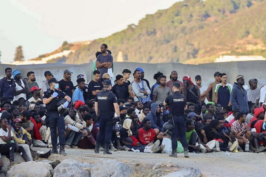 Θέουτα: «Οι κάτοικοι είναι ανήμποροι και γεμάτοι αγωνία» ‑ 5.000 μετανάστες παραμένουν στην περιοχή