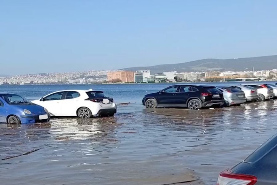 Η θάλασσα «βγήκε» στη στεριά στην παραλία Θεσσαλονίκης