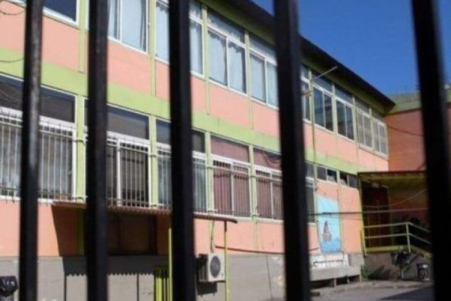 Θεσσαλονίκη: Χτύπησαν συμμαθητή τους και του πέταξαν πέτρα έξω από σχολείο ‑ Στο νοσοκομείο το θύμα