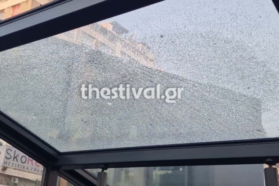 Θεσσαλονίκη: Ράγισε τζαμαρία στο Μετρό στον σταθμό Βενιζέλου ‑ Βίντεο