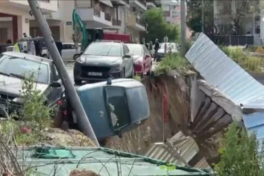 Θεσσαλονίκη: Υποχώρησε τοιχίο στους Στάβλους Παπάφη ‑ Αυτοκίνητο έπεσε στο κενό