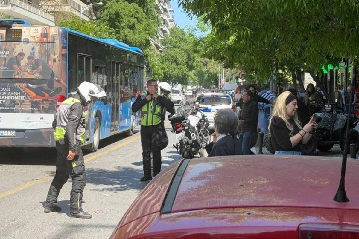 Παιδί 4 ετών σε αμοκ: Ήταν μόνο του σε μπαλκόνι ‑ Πετούσε αντικείμενα σε κεντρικό δρόμο στη Θεσσαλονίκη