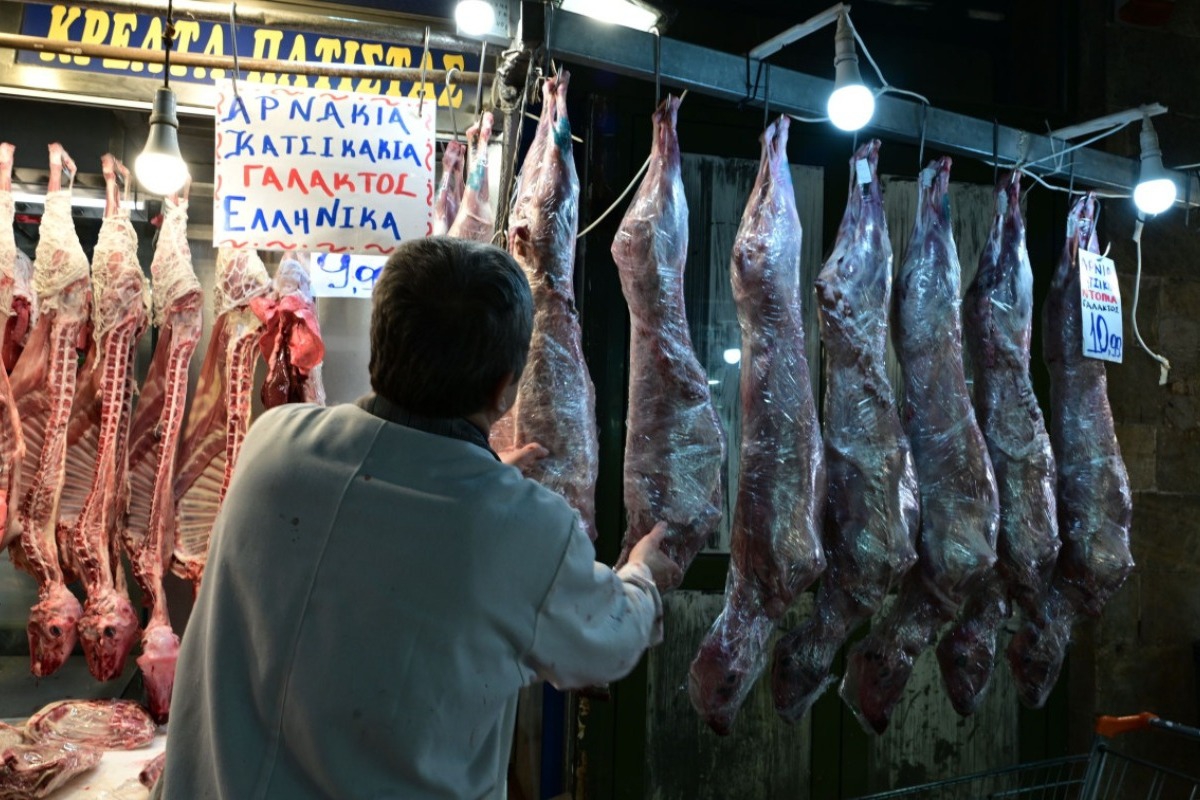 Πάσχα 2026: Πόσο κοστίζει φέτος το πασχαλινό τραπέζι – Οι τιμές για αρνί, τσουρέκια και αυγά