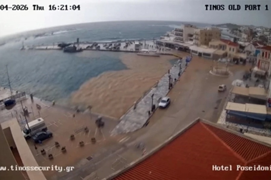 Η στιγμή που η θάλασσα στην Τήνο γίνεται καφέ μέσα σε λίγα λεπτά λόγω της σφοδρής κακοκαιρίας