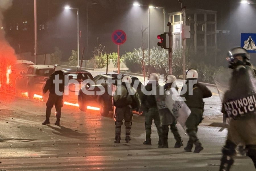 Xάος τα ξημερώματα στο ΑΠΘ: Επεισόδια έξω από την Πολυτεχνική Σχολή ‑ Δεκάδες προσαγωγές