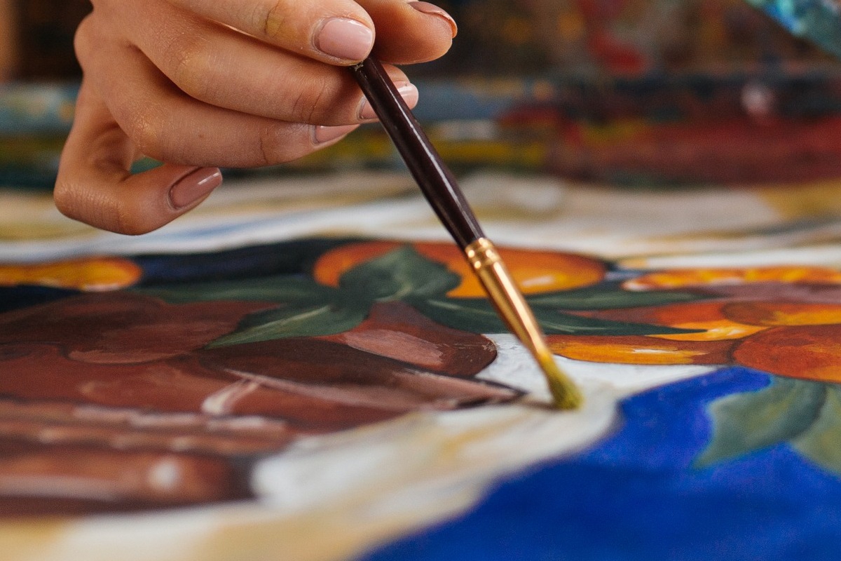 Ποια είναι η Anna Weyant που πουλά πίνακες εκατομμυρίων