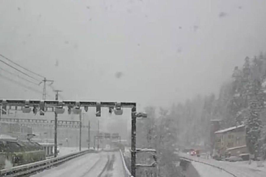 Εκτροχιάστηκε τρένο στην Ελβετία: Χιονοστιβάδα χτύπησε τη σιδηροδρομική γραμμή