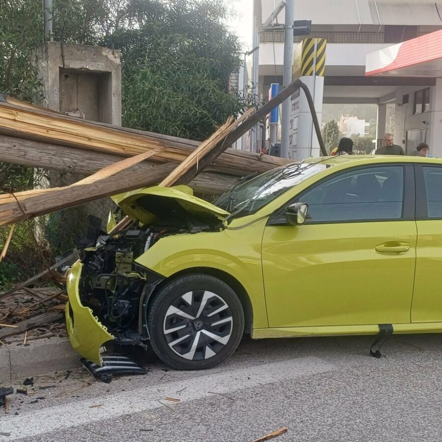 Σοβαρό τροχαίο στα Σπάτα: Αυτοκίνητο «καρφώθηκε» σε διπλή ξύλινη κολώνα της ΔΕΗ, δείτε εικόνες