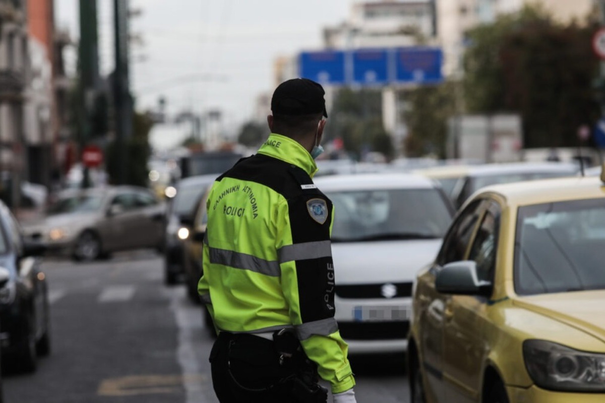 Συγγρού: Ανοιξε τρύπα στη μεσαία λωρίδα στο ρεύμα προς παραλία – Νερά πετάγονται από τον δρόμο