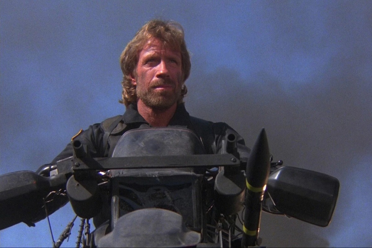 «Όταν πέφτει ο Τσακ Νόρις τα αστέρια κάνουν μια ευχή»: Το Χόλιγουντ αποχαιρετά τον «βασιλιά» των memes