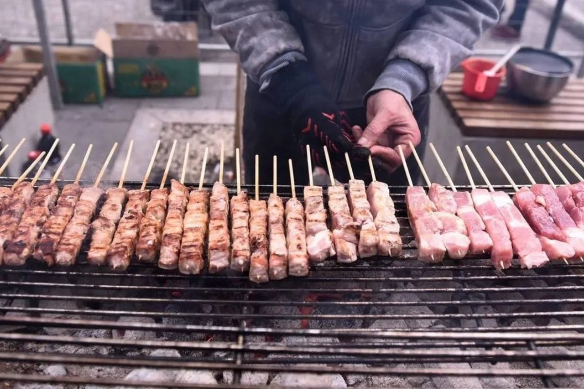 Ακριβότερα κοστίζει φέτος το τραπέζι της Τσικνοπέμπτης ‑ Ανατιμήσεις μέχρι 13% στα κρεατικά