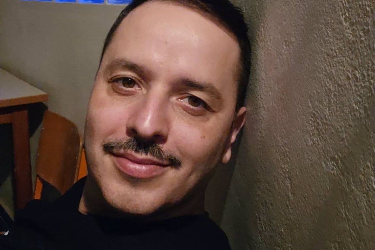 Αλέξανδρος Τσουβέλας: «Με φτιάχνει να τσακώνομαι στα social» ‑ Ο λόγος που έκανε αγωγές