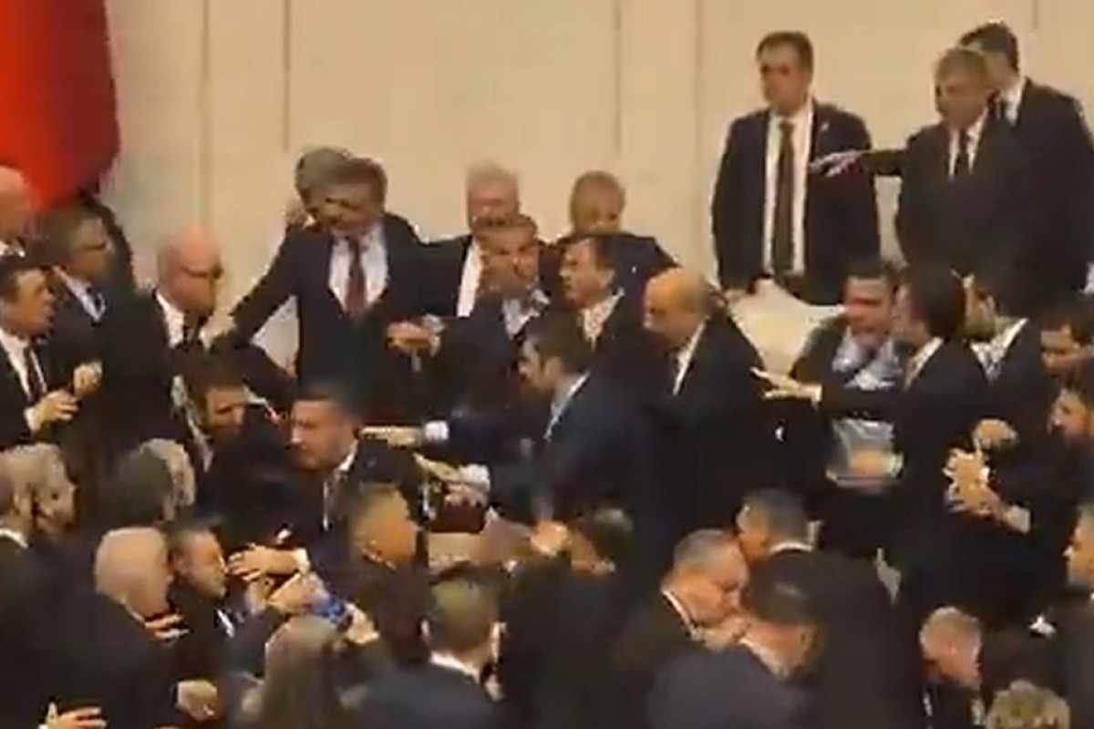 Χάος και άγριο ξύλο μεταξύ βουλευτών στην τουρκική βουλή