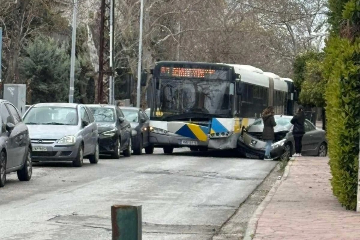Τροχαίο στην Κηφισιά: Λεωφορείο συγκρούστηκε με ΙΧ