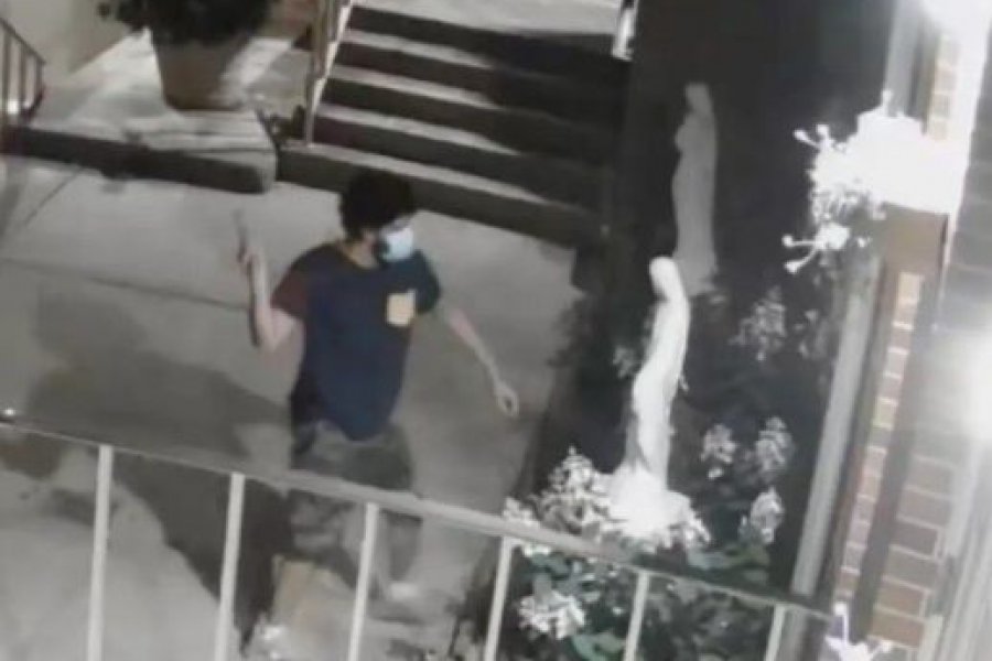 Βάνδαλος αποκεφαλίζει άγαλμα της Παναγίας με σφυρί έξω από εκκλησία – Τρίτη επίθεση μέσα στη χρονιά
