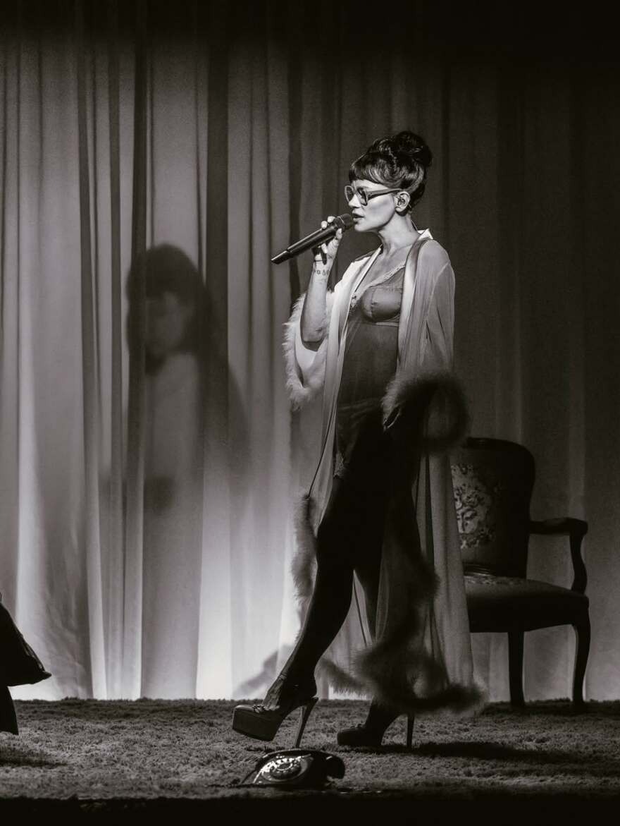 Η Λίλι Αλεν στη σκηνή με μίνι σιθρού φόρεμα και εσώρουχα