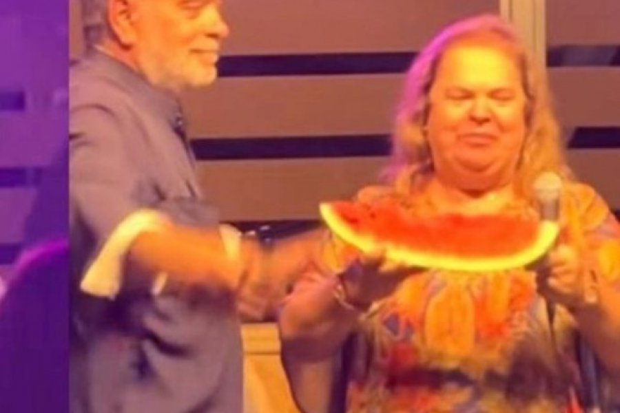 Viral: Ιερέας ανέβηκε στη σκηνή και τάισε καρπούζι στην Έφη Θώδη ‑ Βίντεο