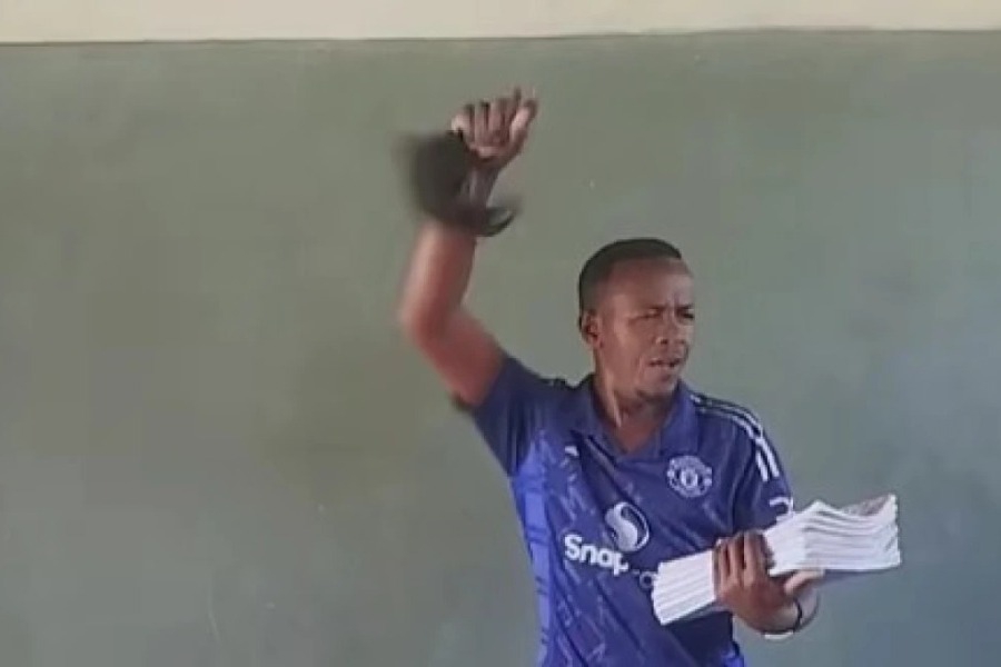 Δάσκαλος στην Κένυα έγινε viral αφού μαθαίνει στους μαθητές του τον ύμνο της Μάντσεστερ Γιουνάιτεντ