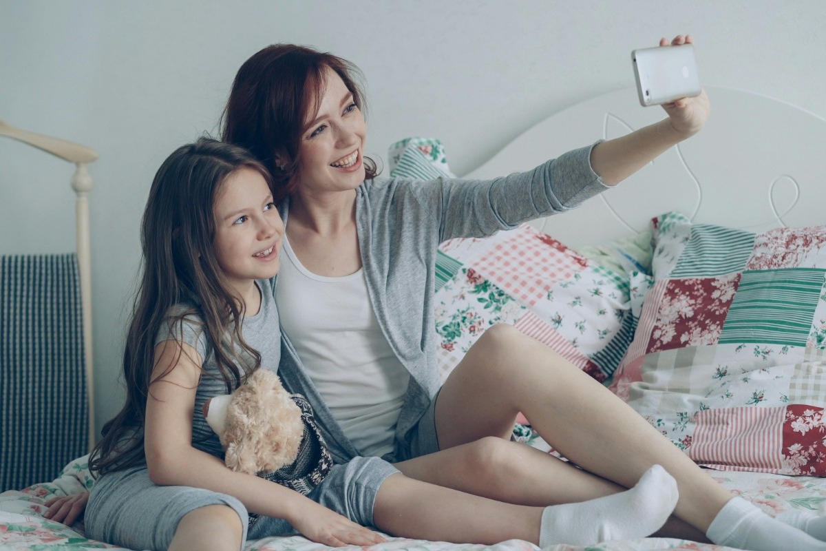 Η ψηφιακή ενηλικίωση αλλάζει τα δεδομένα – Τι προβλέπει το δίκαιο για τις φωτογραφίες που ανεβαίνουν χωρίς συναίνεση