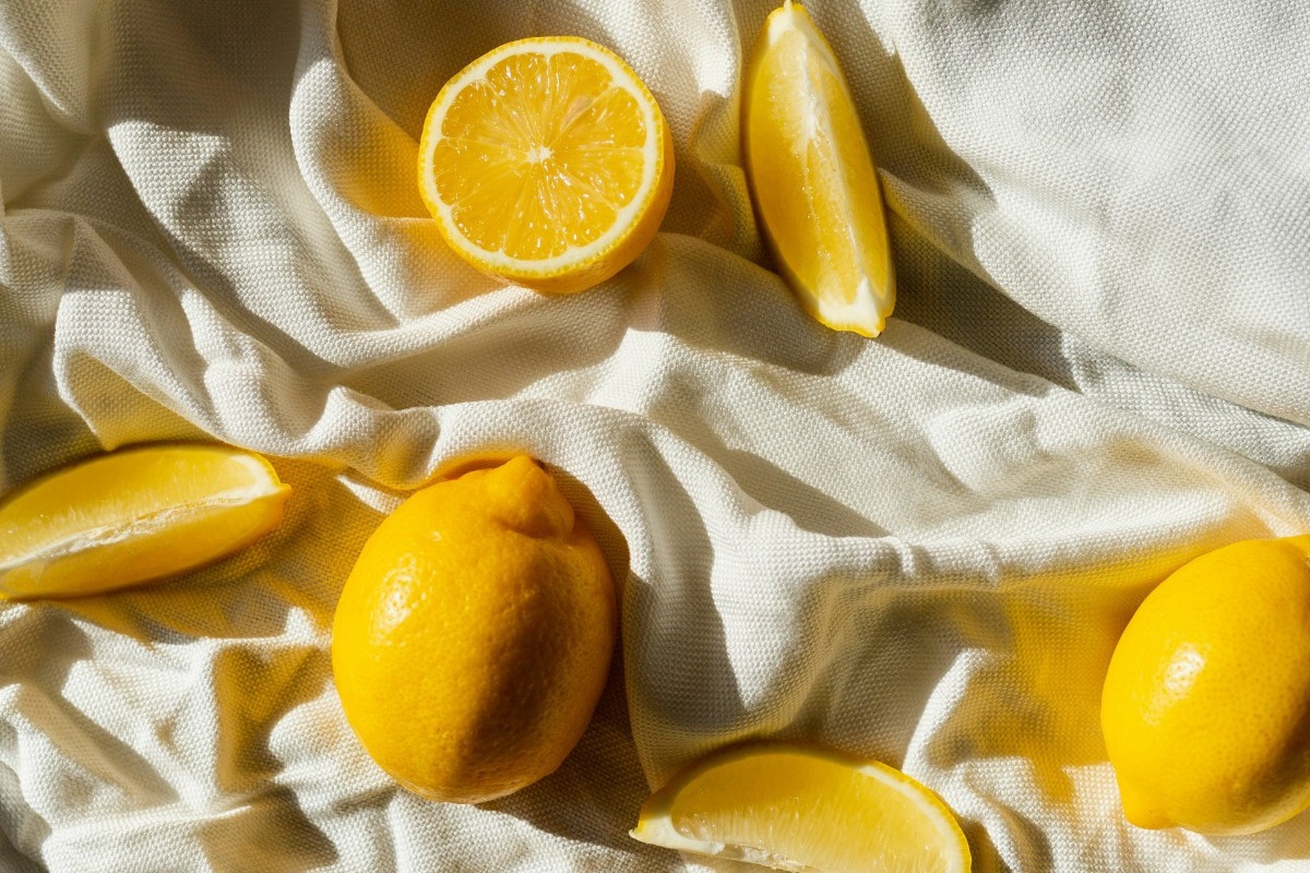 Μην πετάς τις φλούδες λεμονιού! Το μυστικό των χημικών για πεντακάθαρο νεροχύτη